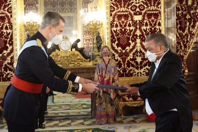 Juan Bolívar Díaz presenta credenciales como embajador dominicano ante rey Felipe VI en España