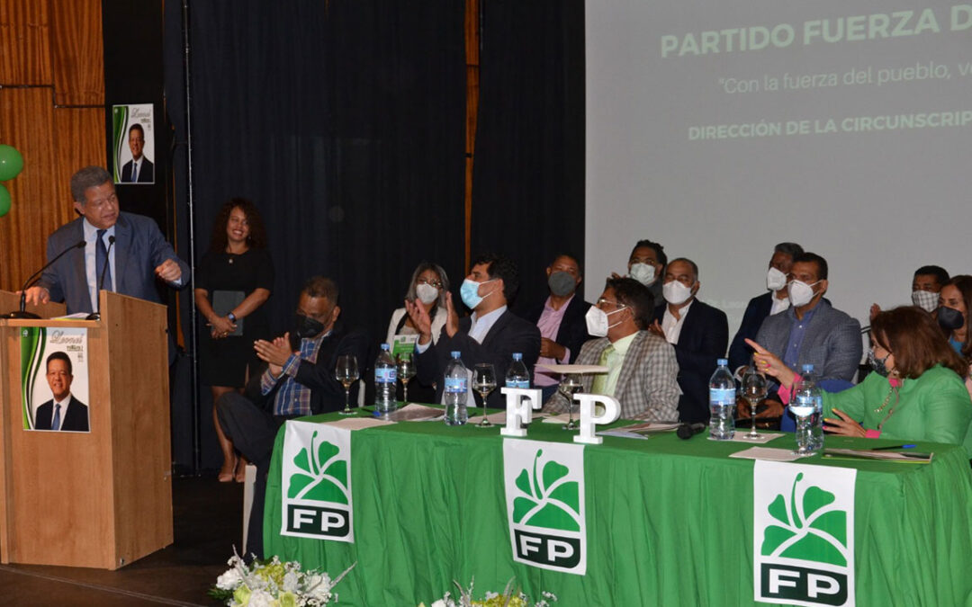 Leonel Fernández habla a los dirigentes de la FP.