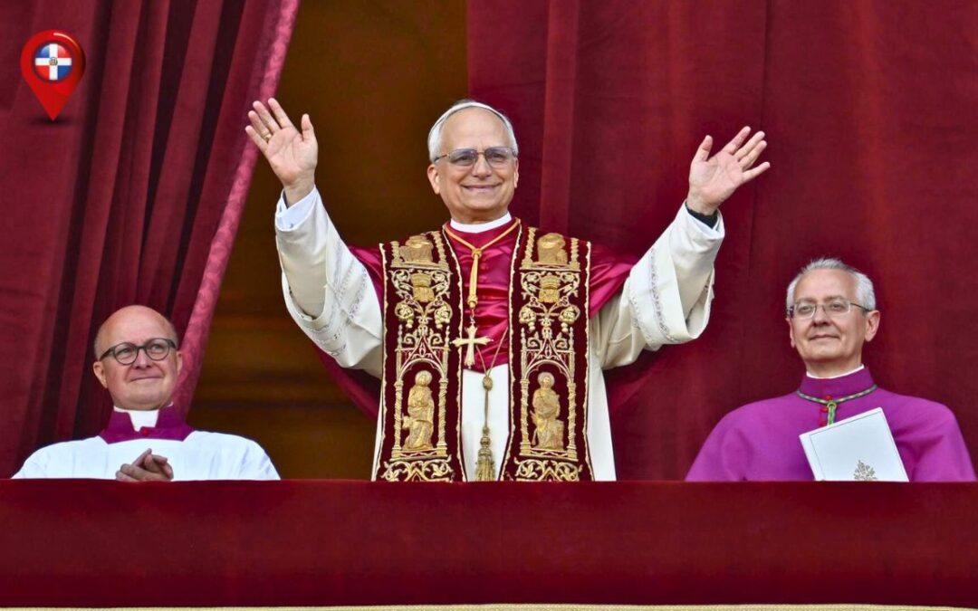El papa León XIV saluda los fieles en la Plaza de San Pedro.