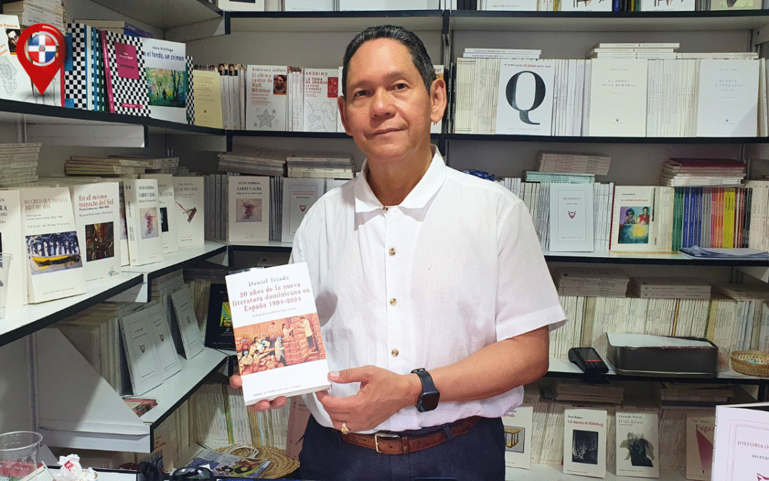 El escritor Daniel Tejada junto a su obra en la Feria del Libro de Madrid.