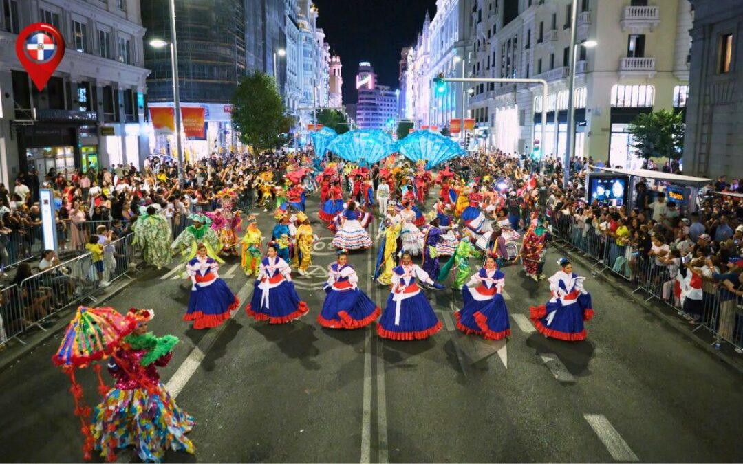 Representantes del carnaval dominicano desfilando por Madrid. Fotos: Gianncarlo Mata.