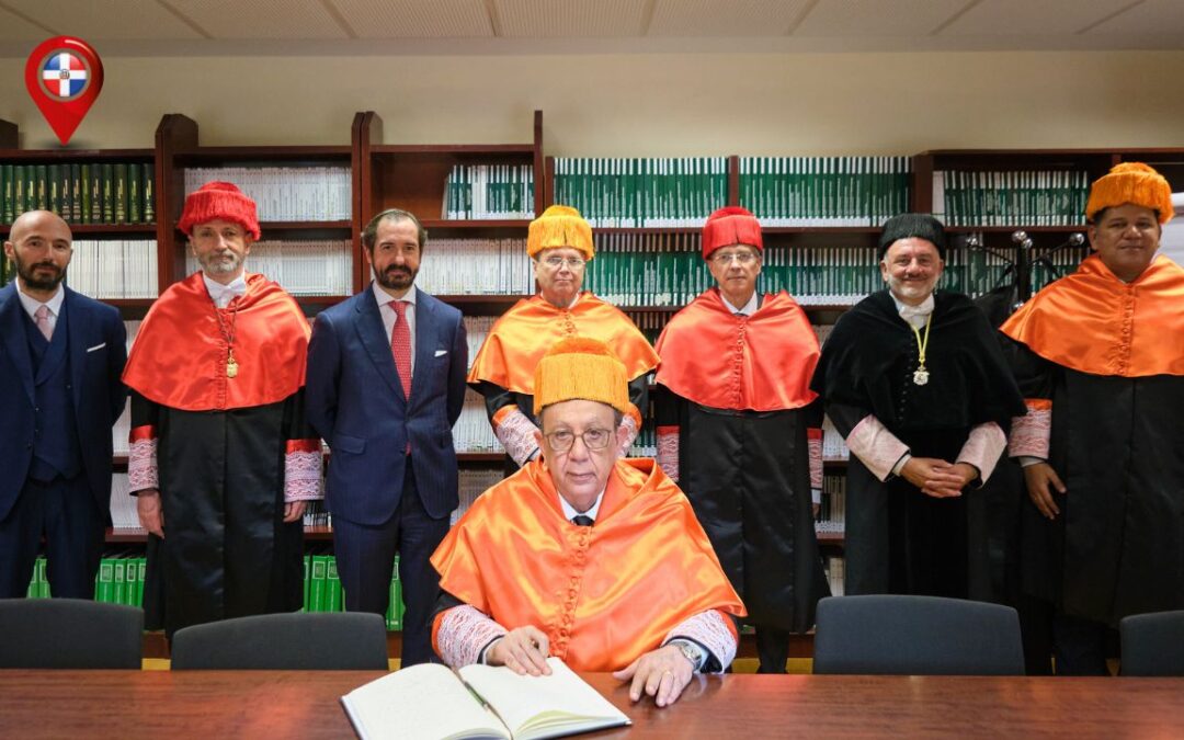 El gobernado del Banco Central de la República Dominicana (sentado) tras recibir su honoris causa en Madrid.