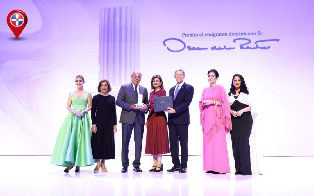 Augusto Taveras (centro con trofeo) junto a la vicepresidenta Raquel Peña (de rojo) y demás personalidades tras recibir su premio.
