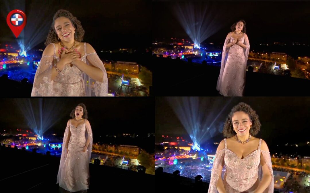 La dominicana Stephany Ortega cantando en la coronación.