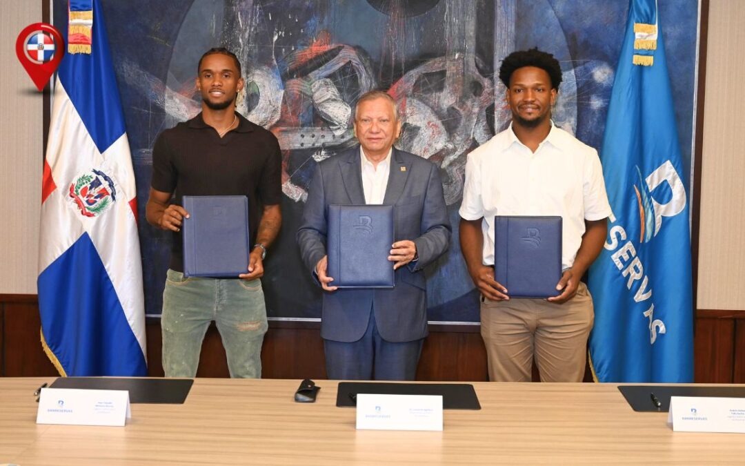Jean Montero, Leonardo Aguilera y Andrés (Andresito) tras la firma del acuerdo.
