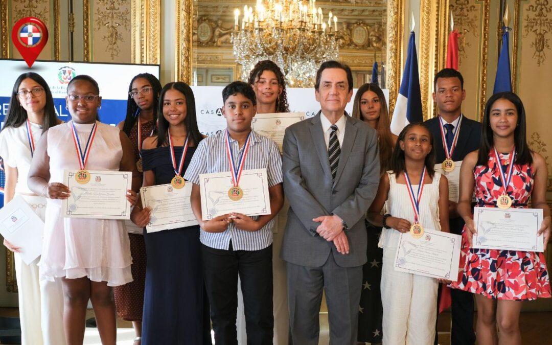 Ganadores del Premio al Mérito Escolar 2026 junto al embajador Tony Raful.