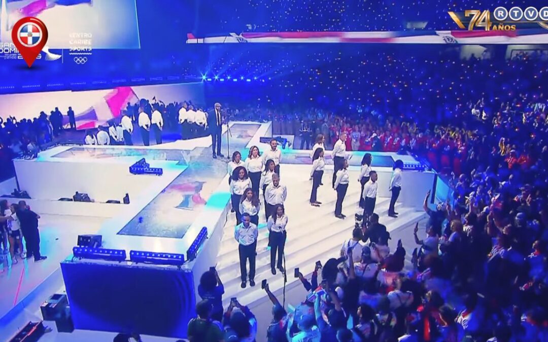 Juan Luis Guerra junto al coro que interpretó "Canto a la Patria".