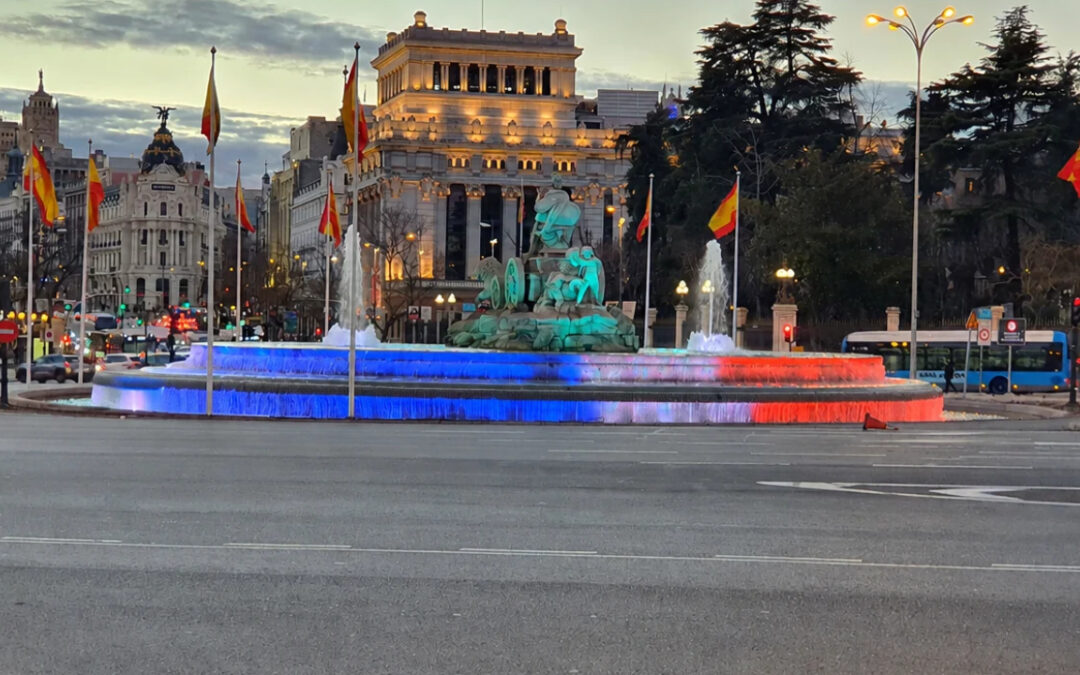 Plaza de Cibeles, Madrid, decorada con los colores de nuestra bandera (foto de archivo).